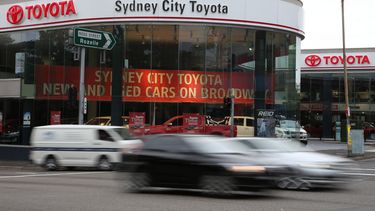 americateve | Diversos veh&iacute;culos transitan frente a un concesionario de Toyota en Sydney, Australia, el lunes 10 de febrero de 2014. Toyota anunci&oacute; el mi&eacute;rcoles 12 de febrero que ha pedido a clientes le devuelvan 1,9 millones de veh&iacute;culos de