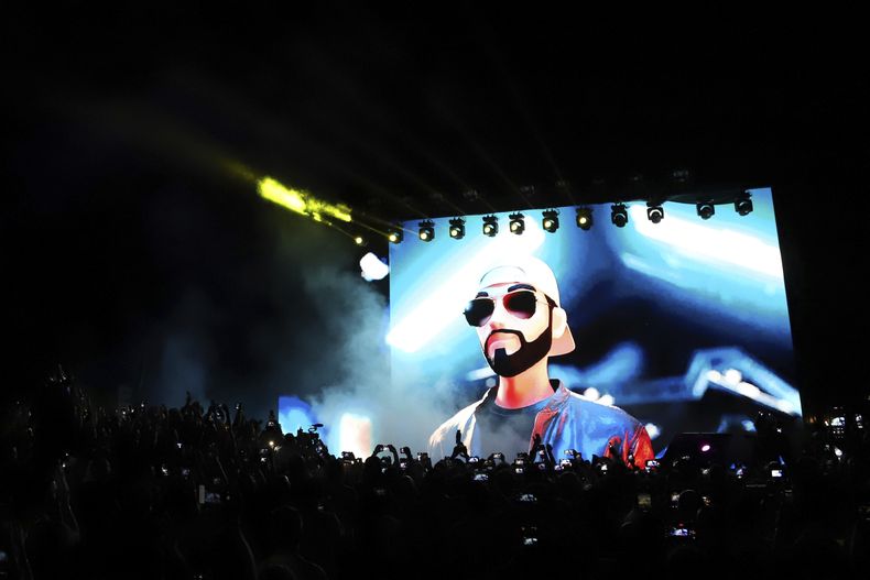 ARCHIVO - Un avatar del presidente de El Salvador, Nayib Bukele, se proyecta en una pantalla LED durante la ceremonia de clausura de un congreso para inversores en criptomonedas en Santa María Mizata, El Salvador, el 20 de noviembre de 2021. Mientras la criptomoneda bitcoin alcanza máximos históricos tras superar la barrera de los 100.000 dólares, el presidente de El Salvador, Nayib Bukele, se jactó de su gran apuesta el jueves 5 de diciembre de 2024. (Foto AP/Salvador Meléndez, Archivo)
