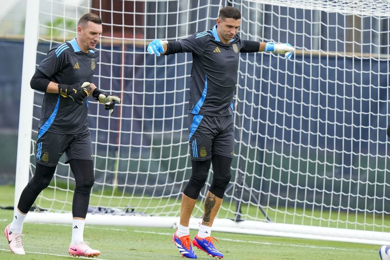 Emiliano Dibu Martínez (derecha) y Franco Armani, arqueros de Argentina, entrenan el sábado 13 de julio de 2024 en Miami (AP foto/Lynne Sladky)