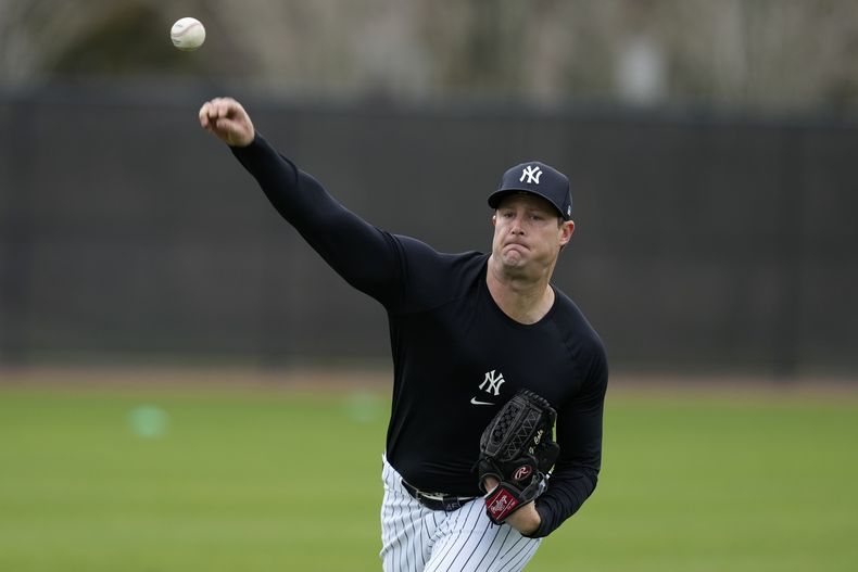 El abridor de los Yanquis de Nueva York Gerrit Cole lanza la bola durante una práctica como parte de los entrenamientos de primavera del equipo en Tampa, Florida el jueves 15 de febrero del 2024. (AP Foto/Charlie Neibergall)