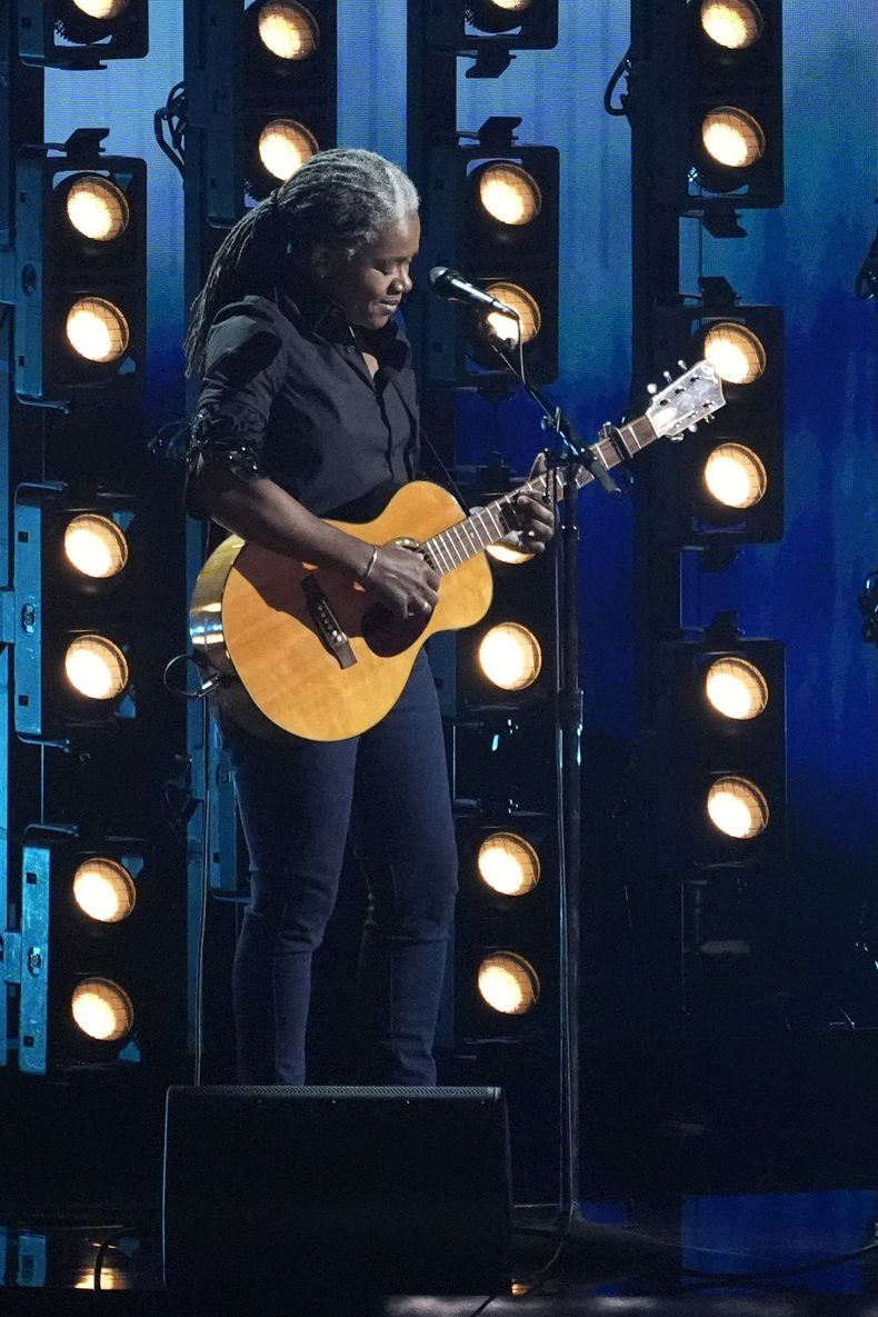 Tracy Chapman interpreta Fast Car en la 66a entrega anual de los Premios Grammy el domingo 4 de febrero de 2024 en Los Ángeles. (Foto AP/Chris Pizzello)