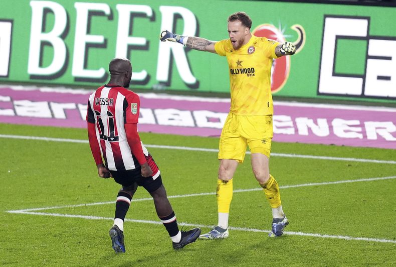 Mark Flekken, arquero de Brentford, festeja con su compañero Yoane Wissa, tras atajar un penal del Sheffield Wednesday para ganar el partido de la cuarta ronda de la Copa de Liga, el martes 29 de octubre de 2024 (John Walton/PA via AP)
