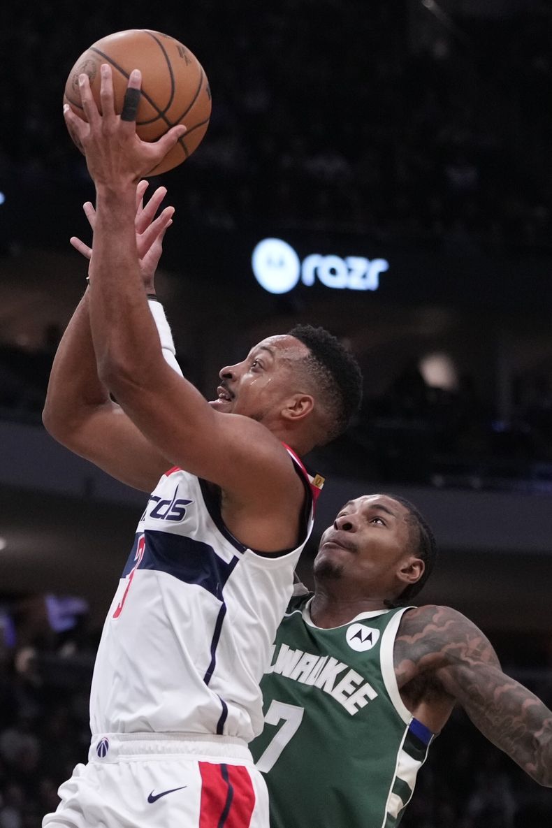 Bub Carrington de los Wizards de Washington lanza el balón ante Kevin Porter Jr. de los Bucks de Milwaukee el miércoles 22 de octubre del 2025. (AP Foto/Morry Gash)