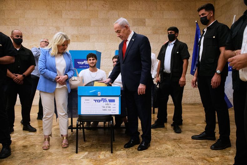 El primer ministro israelí Benjamin Netanyahu, derecha, y su esposa, Sara, depositan su voto en la elección primaria del partido Likud antes de la elección general en Israel, que se realizará en octubre, en Jerusalén, el lunes 17 de agosto de 2026. (AP Foto/Ohad Zwigenberg, Pool)