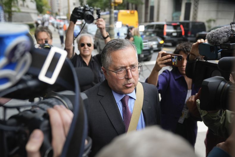 Marc Agnifilo, abogado de Sean Diddy Combs, llega al tribunal federal de Manhattan el martes 17 de septiembre de 2024 en Nueva York. (Foto AP/Seth Wenig)
