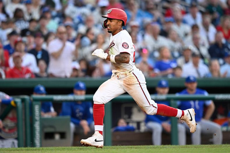 Nasim Nuñez, de los Nacionales de Washington, se dirige al home para anotar durante la tercera entrada de un partido de béisbol contra los Reales de Kansas City, el martes 16 de junio de 2026, en Washington. (Foto AP/John McDonnell)