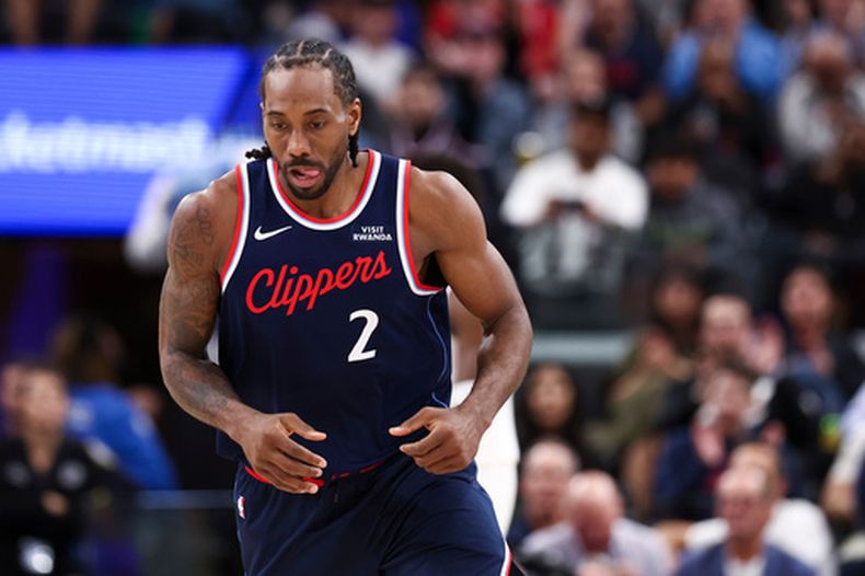 Kawhi Leonard, alero de los Clippers de Los Ángeles, festeja tras encestar un triple frente a los Timberwolves de Minnesota, el miércoles 11 de marzo de 2026 (AP Foto/Jessie Alcheh)