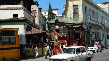 americateve | Calles destruidas, locales vacíos, precios inaccesibles y una marcada falta de higiene, es el panorama actual de un barrio que ya, sin dudas, ha dejado de existir.