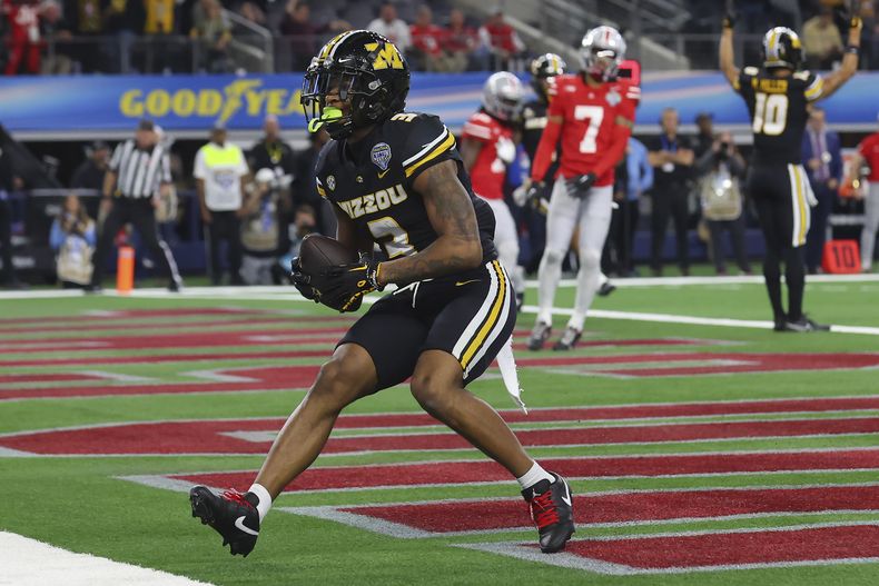 Luther Burden III, receptor de Missouri, festeja tras anotar ante Ohio State en el Cotton Bowl, el viernes 29 de diciembre de 2023, en Arlington, Texas (AP Foto/Richard W. Rodriguez)