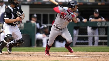 Brayan Rocchio, de los Guardianes de Cleveland, conecta un rodado en el duelo ante los Medias Blancas de Chicago, el jueves 18 de mayo de 2023 (AP Foto/Erin Hooley)