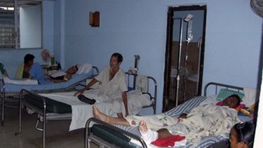 hospitales cubanos: camillas por propinas