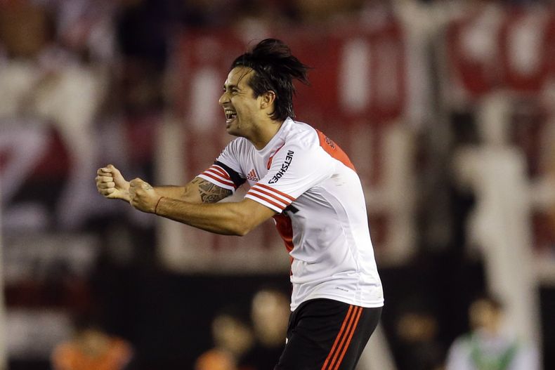 El jugador de River Plate, Leonardo Pisculichi, festeja un gol contra Boca Juniors en las semifinales de la Copa Sudamericana el jueves, 27 de noviembre de 2014, en Buenos Aires. (AP Photo/Victor R. Caivano)