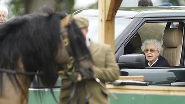 la reina isabel ii hace su 1a aparicion publica en semanas