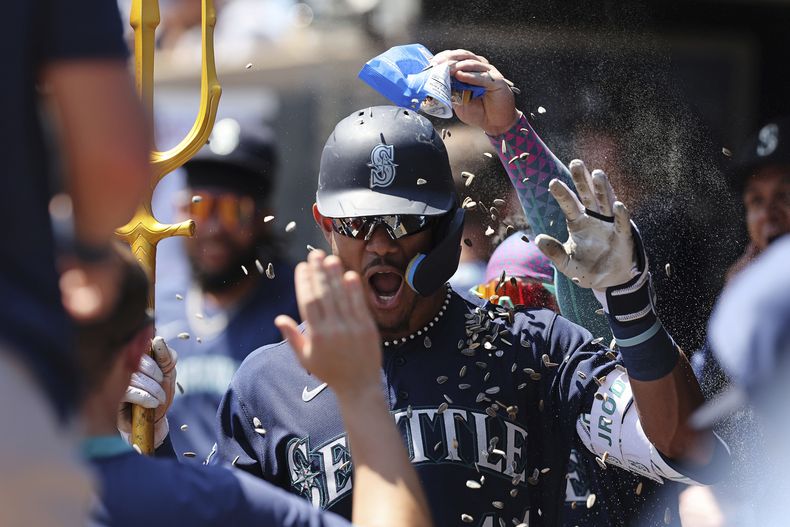 Julio Rodríguez de los Marineros de Seattle celebra tras conectar un jonrón ante los Mellizos de Minnesota, el miércoles 26 de julio de 2023, enn Minneapolis. (AP Foto/Stacy Bengs)