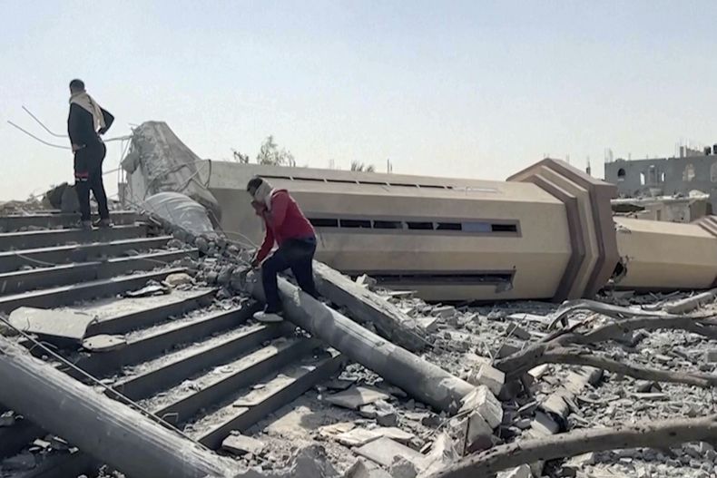 Varias personas observan una mezquita destruida por los ataques aéreos israelíes en la ciudad de Jan Yunis, en el sur de la Franja de Gaza, el viernes 25 de octubre de 2024. (Foto AP)