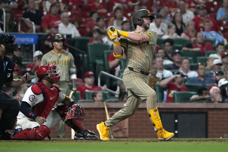 Jake Cronenworth de los Padres de San Diego le da seguimiento a su sencillo remolcador en la séptima entrada ante los Cardenales de San Luis el martes 27 de agosto del 2024. (AP Foto/Jeff Roberson)