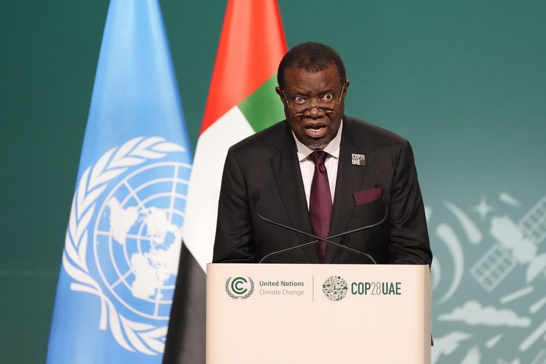 ARCHIVO - El presidente de Namibia, Hage Geingob, habla durante una sesión plenaria en la cumbre climática COP28 de Naciones Unidas, el 1 de diciembre de 2023, en Dubái, Emiratos Árabes Unidos. El presidente de Namibia murió en un hospital donde recibía tratamiento, según dijo su oficina el domingo 4 de febrero de 2024. (AP Foto/Peter Dejong, Archivo)