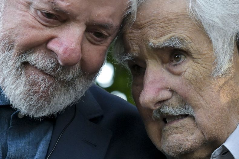 El presidente de Brasil, Luiz Inácio Lula da Silva, a la izquierda, habla con el expresidente de Uruguay, José Pepe Mujica, afuera de la casa de Mujica en Montevideo, Uruguay, el jueves 5 de diciembre de 2024. (Foto AP/Santiago Mazzarovich)