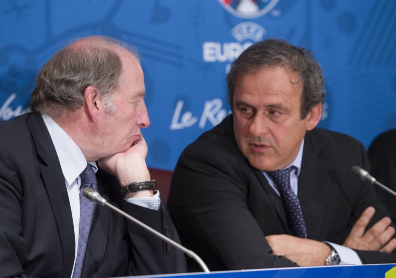 El presidente de la UEFA, Michel Platini, derecha, y el l&iacute;der del comit&eacute; organizador de la Euro de 2016, Jacques Lambert, izquierda, hablan en una conferencia de prensa el viernes, 25 de abril de 2014, en Par&iacute;s. (AP Photo/Jacques Brin