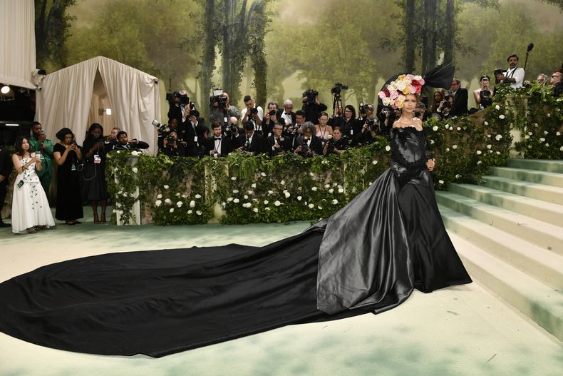 llega a la gala benéfica del Instituto del Vestido del Museo Metropolitano de Arte para celebrar la inauguración de la exposición Sleeping Beauties: Reawakening Fashion el lunes 6 de mayo de 2024, en Nueva York. (Foto Evan Agostini/Invision/AP)
