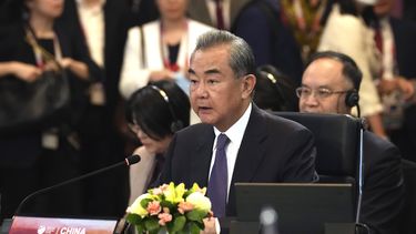 El jefe de política exterior del Partido Comunista de China, Wang Yi, habla durante una cnferencia ministerial de ASEAN con China en la cumbre de ministros de Exteriores de la Asociación de Naciones del Sudeste Asiático (ASEAN por sus siglas en inglés) en Yakarta, Indonesia, el jueves 13 de julio de 2023. (AP Foto/Tatan Syuflana, Pool)