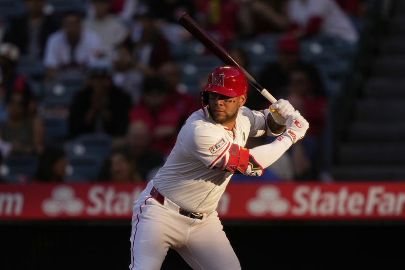 ARCHIVO - Yoan Moncada de los Angelinos de Los Ángeles batea durante la primera entrada de un partido de béisbol contra los Marlins de Miami, el 23 de mayo de 2025, en Anaheim, California. (AP Photo/Mark J. Terrill, Archivo)