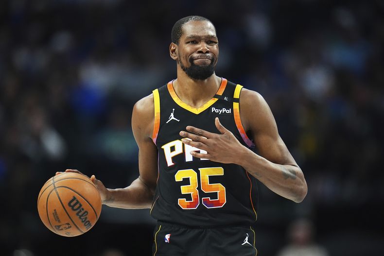 ARCHIVO - Foto dl 9 de marzo del 2025, el alero de los Suns de Phoenix Kevin Durant en un encuentro de la NBA. (AP Foto/Julio Cortez, Archivo)