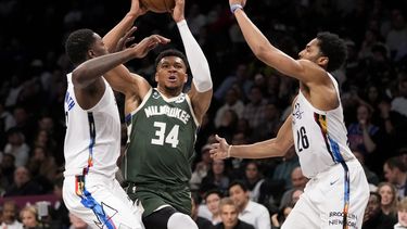 Giannis luce; Bucks vencen a Nets e hilan 15 triunfos