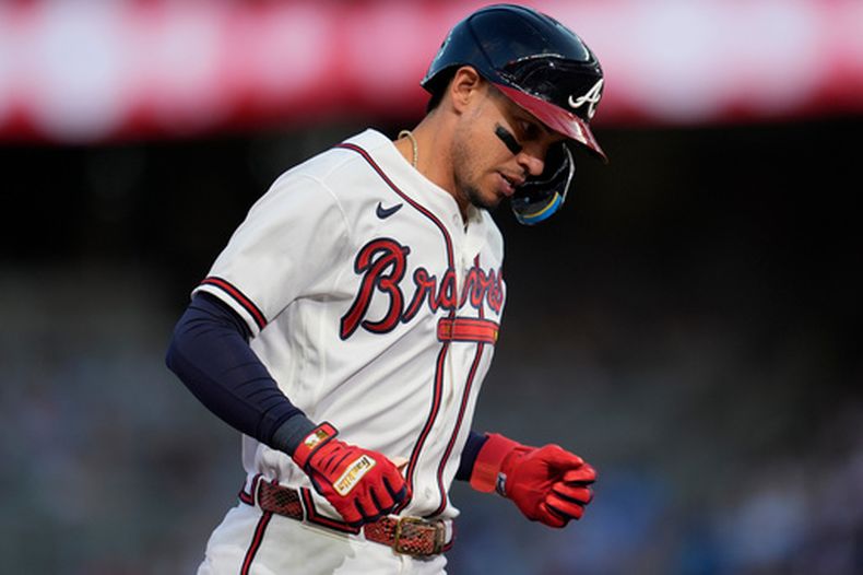 El hondureño Mauricio Dubón, de los Bravos de Atlanta, corre tras conectar un jonrón de tres carreras en el encuentro ante los Azulejos de Toronto, el miércoles 3 de junio de 2026 (AP Foto/Mike Stewart)