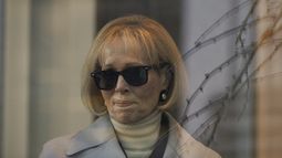 La columnista E. Jean Carroll llega al tribunal en la ciudad de Nueva York, el 17 de enero de 2024. (Foto AP/Eduardo Munoz Alvarez)