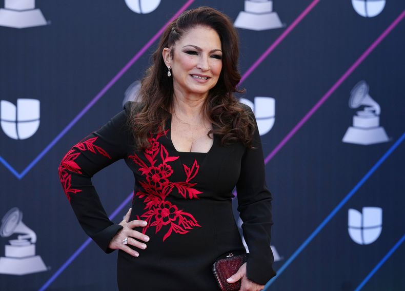 ARCHIVO - Gloria Estefan llega a la 22ª entrega del Latin Grammy el jueves 18 de noviembre de 2021 en el MGM Grand Garden Arena en Las Vegas. (Foto Eric Jamison/Invision/AP, archivo)