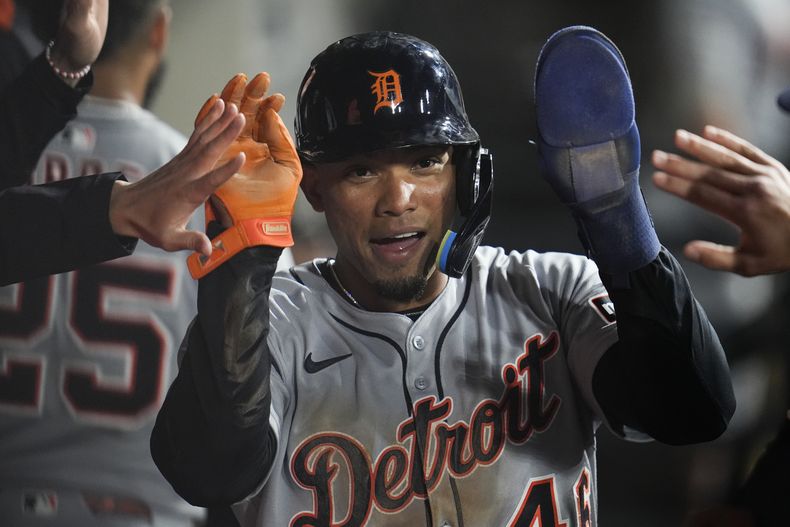 El dominicano Wenceel Pérez, de los Tigres de Detroit, festeja tras anotar una carrera ante los Medias Blancas de Chicago, el miércoles 4 de juniio de 2025 (AP Foto/Erin Hooley)