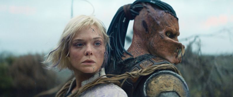Esta imagen difundida por 20th Century Studios muestra a Thia, interpretada por Elle Fanning, a la izquierda, y Dek, interpretado por Dimitrius Schuster-Koloamatangi, en una escena de Predator: Badlands. (20th Century Studios/Disney via AP)