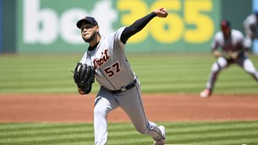 Eduardo Rodríguez de los Tigres de Detroit lanza ante los Guardianes de Cleveland, el miércoles 10 de mayo de 2023, en Cleveland. (AP Foto/Nick Cammett)