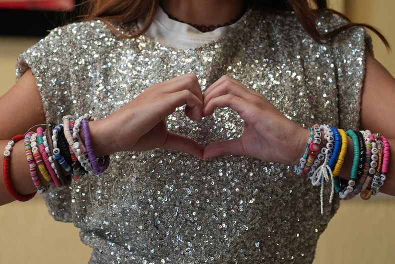 Emma Correa, de 12 años y fan de Taylor Swift, posa con sus pulseras de la amistad después de ver una película del nuevo álbum de Swift, The Life of a Showgirl, en un cine en South Miami, Florida, el viernes 3 de octubre de 2025. (Foto AP/Rebecca Blackwell)