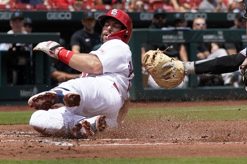 Paul Goldschmidt, de los Cardenales de San Luis, se desliza para anotar frente al cátcher Jacob Stallings, de los Marlins de Miami, el miércoles 19 de julio de 2023 (AP Foto/Jeff Roberson)