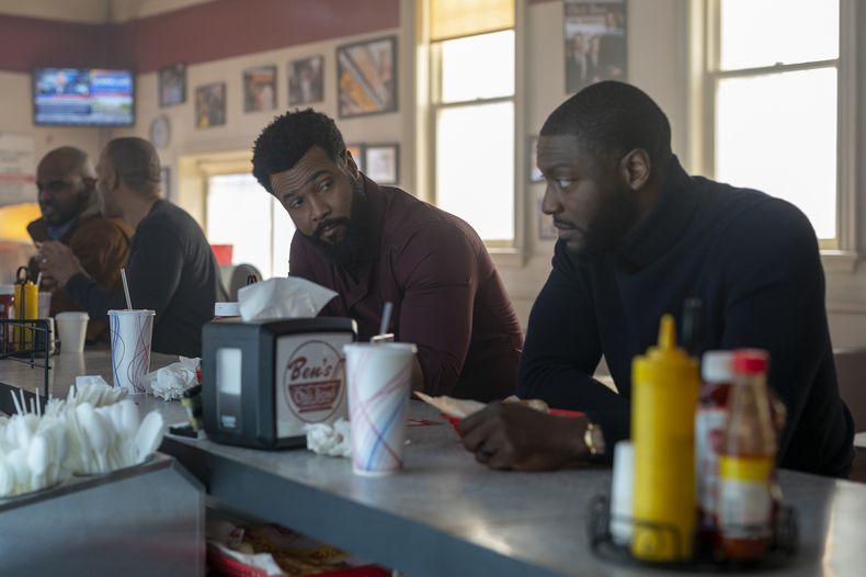 En esta imagen proporcionada por Prime Video, Isaiah Mustafa, izquierda, y Aldis Hodge en una escena de la serie Cross. (Keri Anderson/Prime Video vía AP)