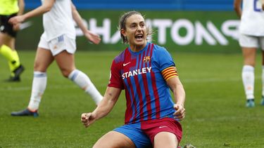 ARCHIVO - Alexia Putellas celebra tras anotar un gol para el Barcelona ante el Real Madrid en un partido de la Liga española, el domingo 13 de marzo de 2022, en Barcelona. (AP Foto/Joan Monfort)
