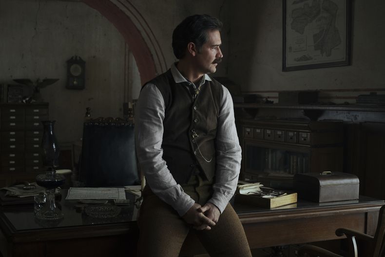 Esta imagen difundida por Netflix muestra a Manuel García-Rulfo en una escena de Pedro Páramo. (Carlos Somonte/Netflix via AP)