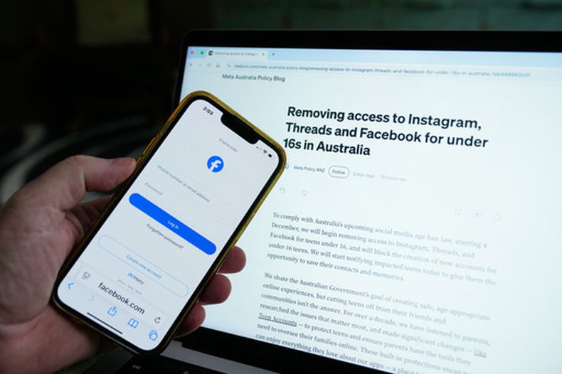 ARCHIVO - Se fotografía una pantalla de inicio de sesión de Facebook y la nueva política de Meta en Sídney, Australia, el 20 de noviembre de 2025. (Foto AP/Rick Rycroft, archivo)