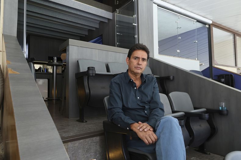 ARCHIVO - Foto del sábado 4 de mayo del 2024, Roberto Ruano, secretario de la asociación de dueños de palcos posa para un retrato en uno de los palcos para una entrevista en el juego del Kings League Americas en el Estadio Azteca (AP Foto/Ginnette Riquelme, Archivo)