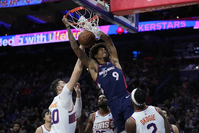 Kelly Oubre Jr., de los 76ers de Filadelfia, realiza una clavada en el partido ante los Suns de Phoenix, el sábado 4 de noviembre de 2023 (AP Foto/Matt Slocum)