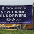 ARCHIVO - Un anuncio de oferta de empleo de conductores de autobús es mostrado en Palatine, Illinois, el miércoles 19 de abril de 2023. (AP Foto/Nam Y. Huh, archivo)