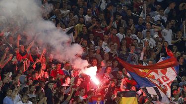americateve | Aficionados serbios reaccionan durante el partido entre Serbia y Albania por el Grupo I de eliminatorias Euro 2016, en el Estadio Partizan en Belgrado, Serbia, 14 de octubre de 2014. El partido fue suspendido despu&eacute;s de las peleas en el campo entre