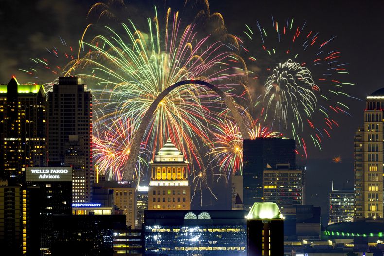 Fuegos artificiales en el cielo sobre San Luis, Missouri, el jueves 3 de julio de 2024. (David Carson/St. Louis Post-Dispatch via AP)