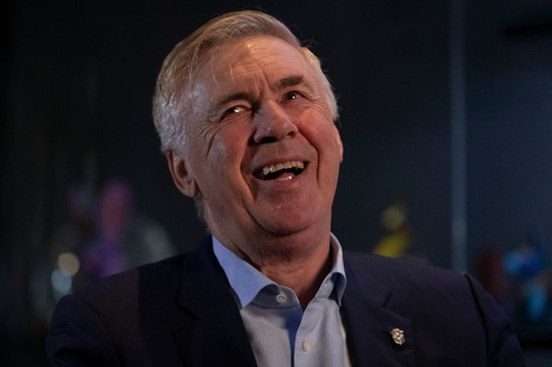 El italiano Carlo Ancelotti, seleccionador de Brasil, sonríe durante una entrevista en Río de Janeiro el miércoles 29 de julio de 2026 (AP Foto/Bruna Prado)
