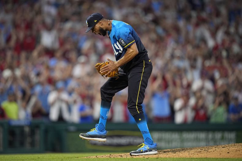 El dominicano Cristopher Sánchez, de los Filis de Filadelfia, festaja la victoria sobre los Marlins de Miami, el viernes 28 de junio de 2024 (AP foto/Matt Slocum)