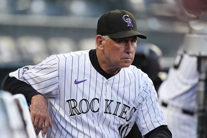 El mánager de los Rockies de Colorado, Bud Black observa fijamente en la primera entrada del juego de béisbol ante los Cardenales de San Luis, el miércoles 25 de septiembre de 2024, en Denver. (AP Foto/David Zalubowski)