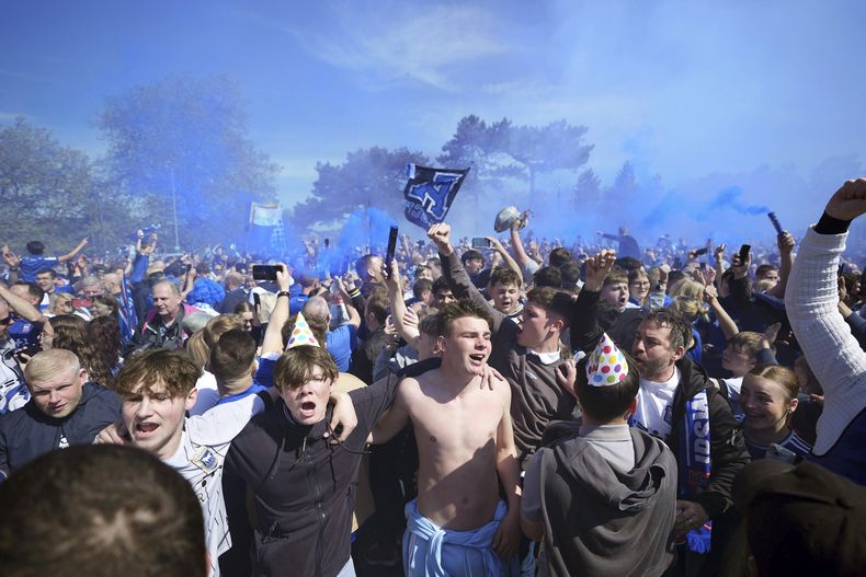 Aficionados de Ipswich Town se reúnen previo al partido de fútbol de la Championship de Inglaterra entre Ipswich Town y Huddersfield Town en el estadio Portman Road, en Ipswich, el sábado 4 de mayo de 2024. (Zac Goodwin/PA vía AP)