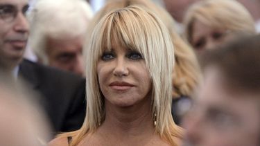 ARCHIVO - Suzanne Somers participa en los servicios fúnebres en honor de Merv Griffin en la Iglesia del Buen Pastor, el 17 de agosto de 2007, en Beverly Hills, California. (AP Foto/Kevork Djansezian, foto compartida, archivo)